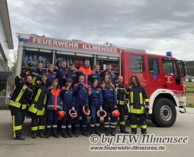 Jugendliche mit dem LF 10 der Feuerwehr Illmensee