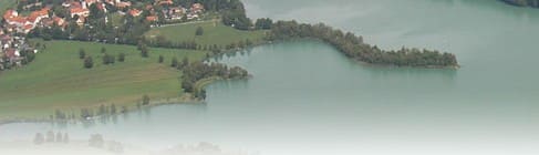 Luftbild des Illmensees mit dem Ort am Ufer